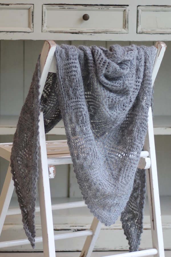 002 SHAWL WITH LEAF FALL ENG PRINT