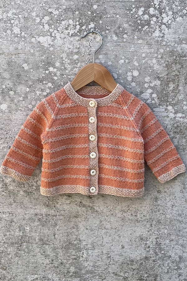 230 KAJAS CARDIGAN 2046 STØVET KORAL and 2038 STØVET SAND ØKOLOGISK SOMMERULD