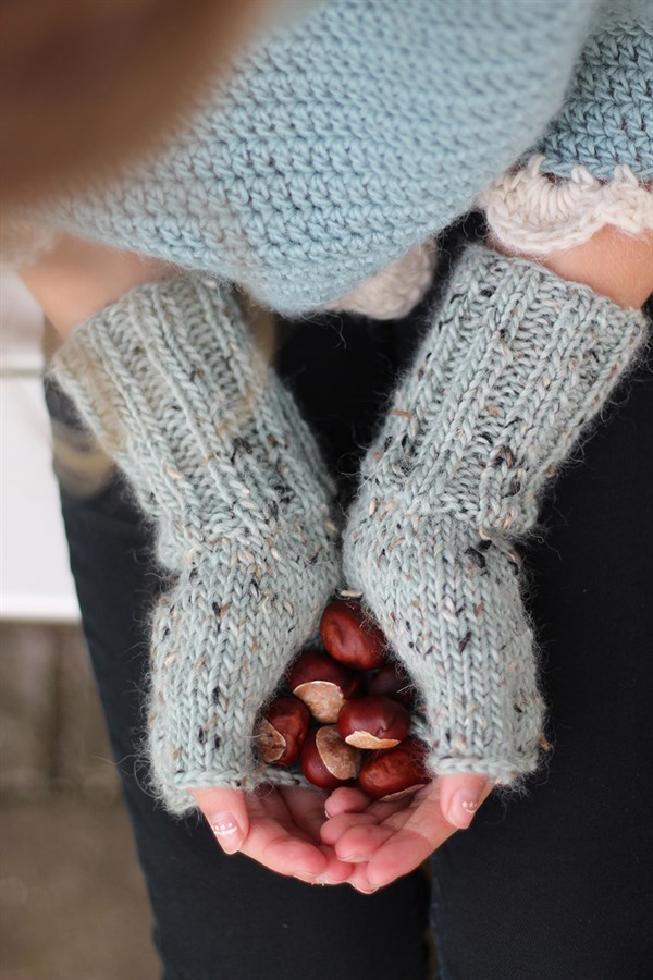 191 CHESTNUT MITTENS ENG PRINT