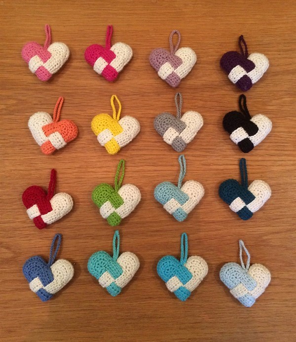 CROCHET PLEATED CHRISTMAS HEARTS ENG